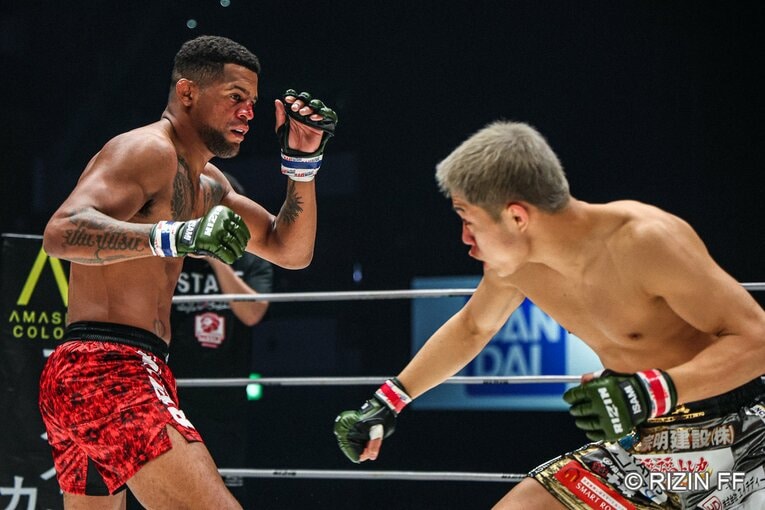 秋元強真vs.パッチー・ミックス　©RIZIN FF