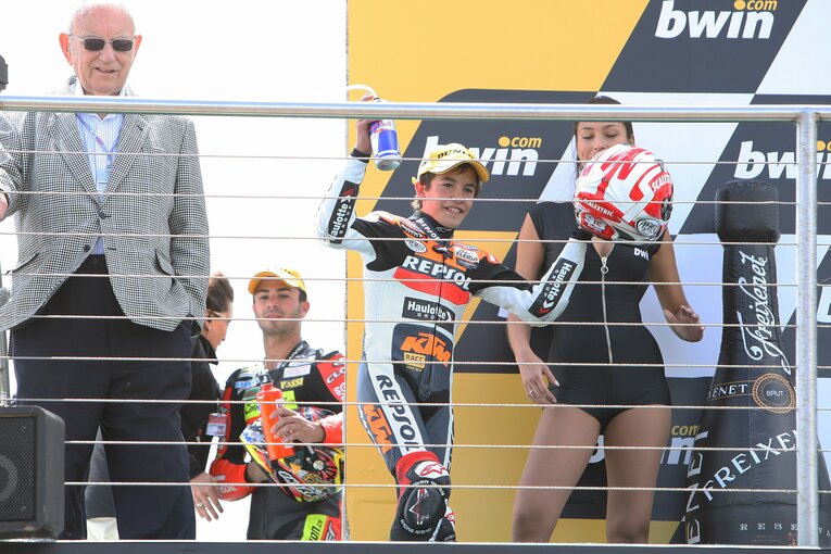 2008年のイギリスGPで初めて表彰台に上った15歳のマルケス　©Satoshi Endo