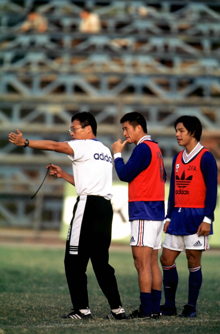 フランスW杯最終予選、三浦知良と城彰二に指示を出す岡田武史監督　©Kazuaki Nishiyama ／ photograph by Kazuaki Nishiyama