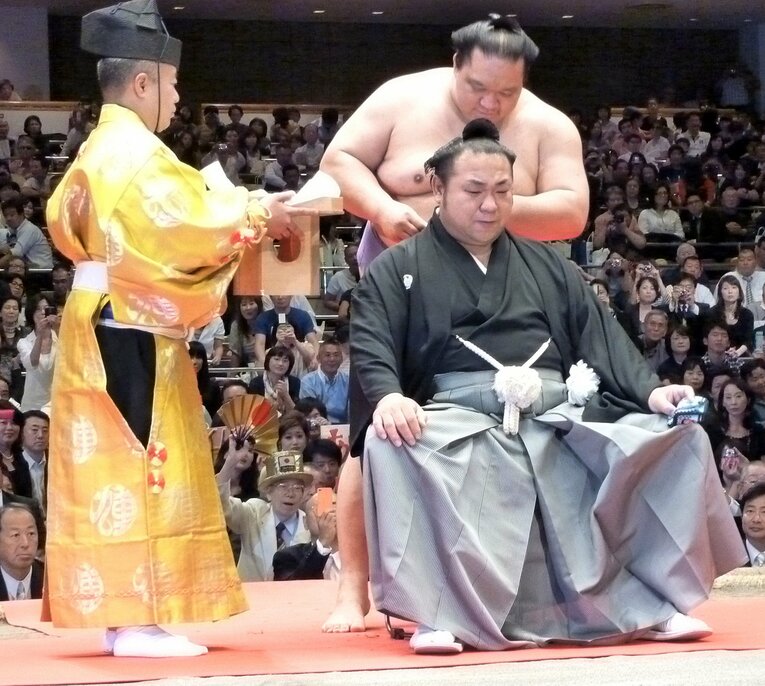 2010年10月、千代大海の断髪式。盟友・魁皇にはさみを入れられ涙を流す千代大海　©JIJI PRESS