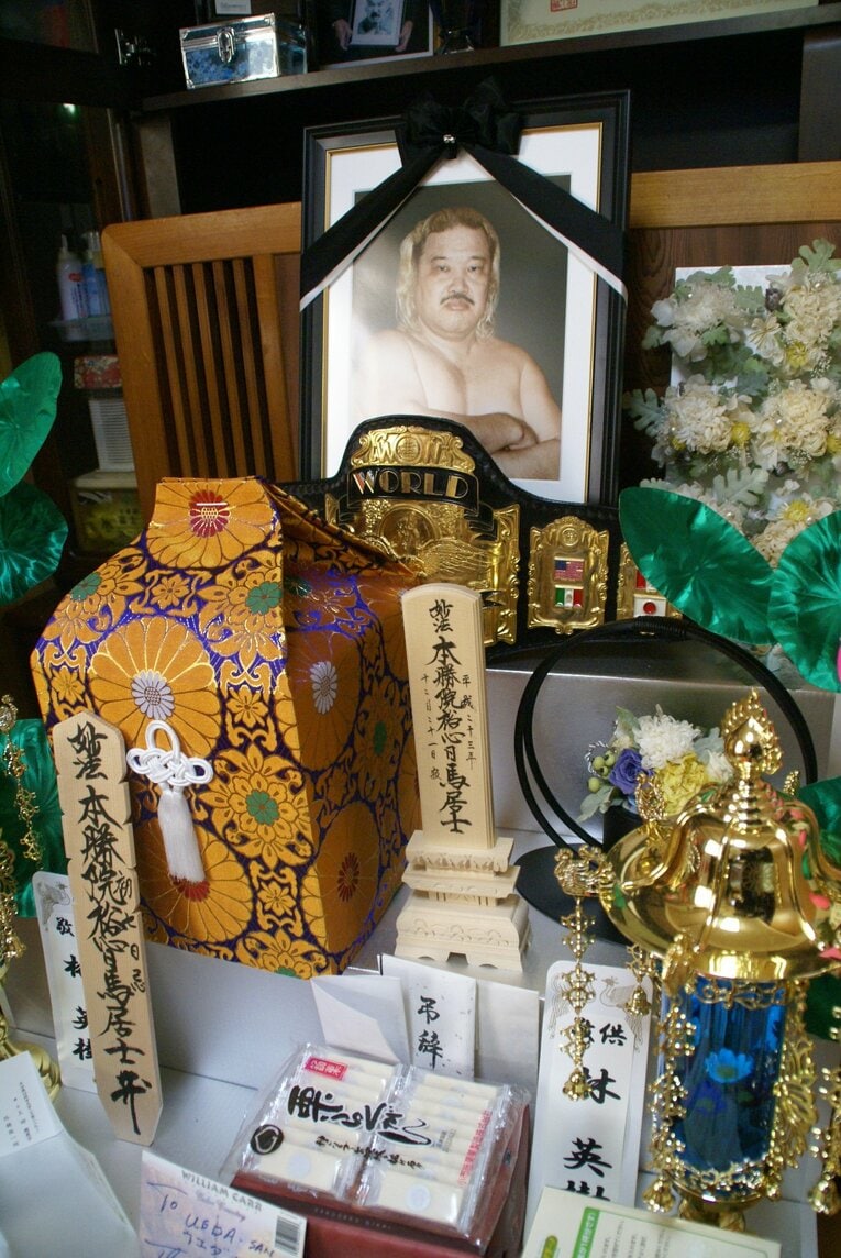 上田馬之助の祭壇。 遺影の前にあるのは、上田が保持したWOW世界ヘビー級のチャンピオンベルト　©Gantz Horie