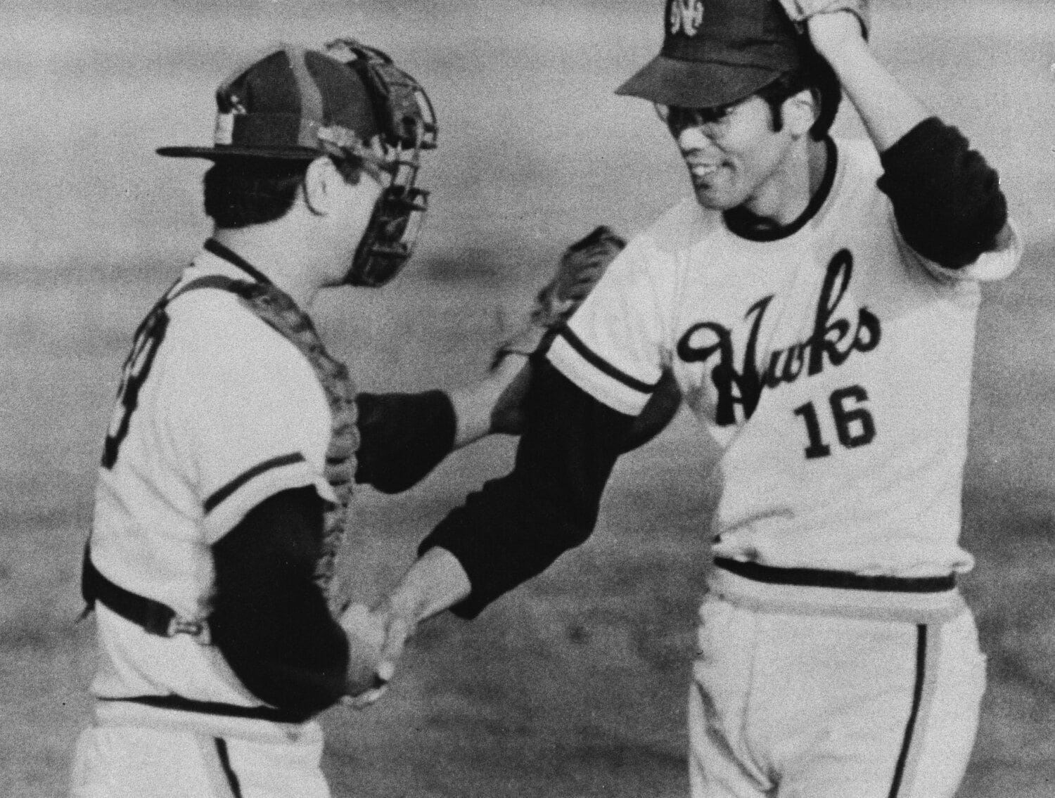 1973年のパ・リーグ優勝決定戦。阪急を逆転で破り先勝した南海、江本と野村バッテリー ©KYODO