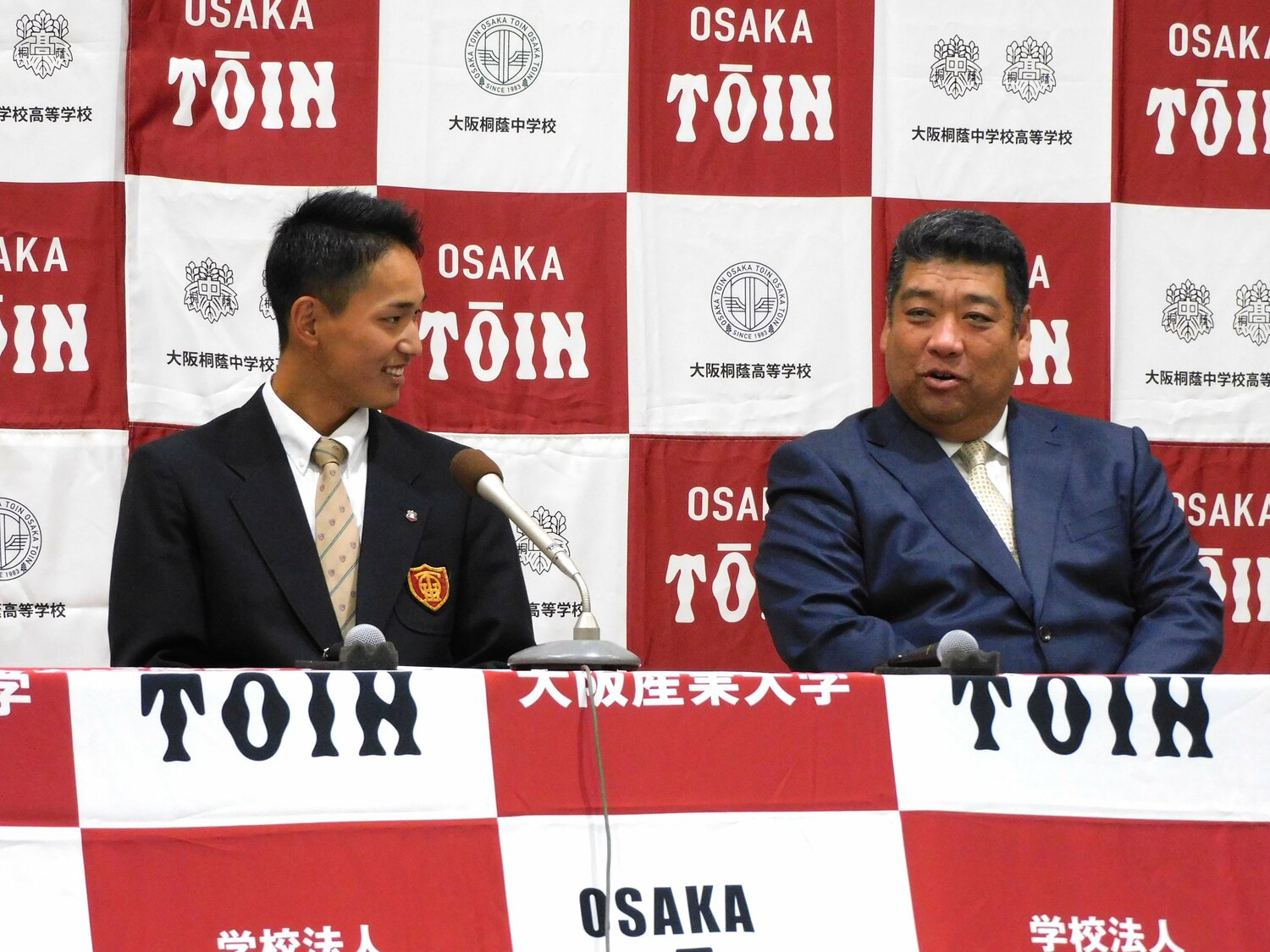 西谷監督から声を掛けられて少し笑顔　©Jun Aida