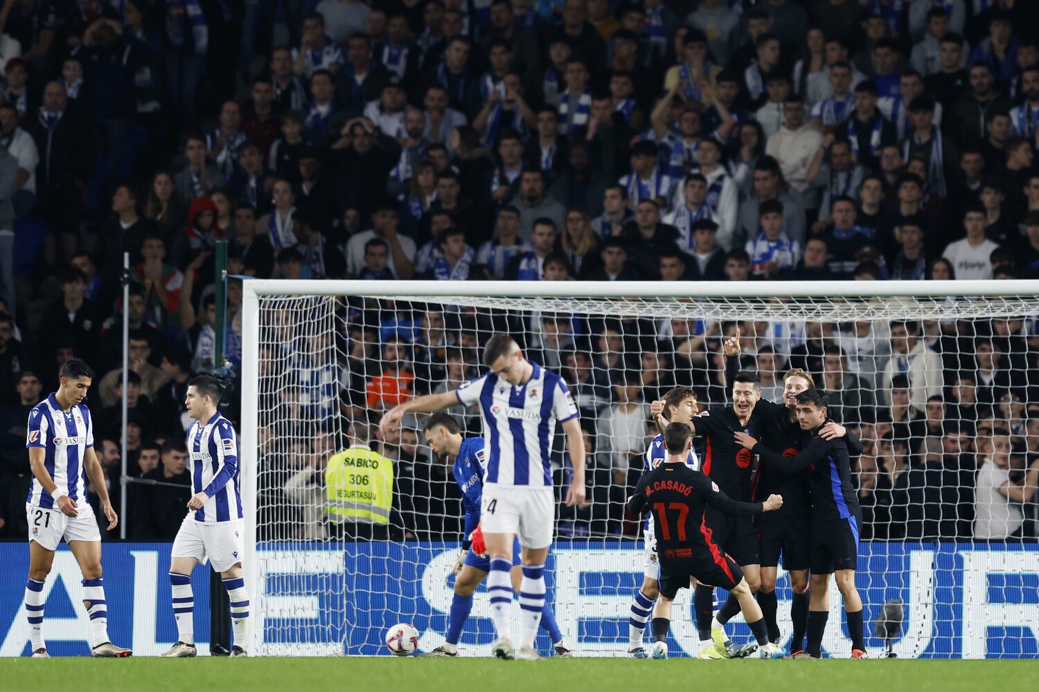 落胆のソシエダと歓喜のバルサ。しかし最終的な判定は……。