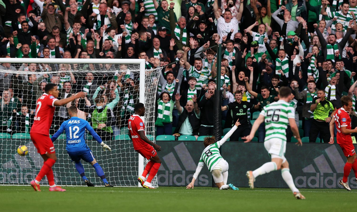 古橋のゴールに沸く、セルティックサポーター　©︎Getty Images