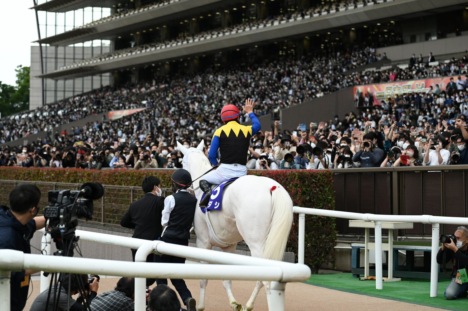 ヴィクトリアマイルを制し、観客に迎えられたソダシ