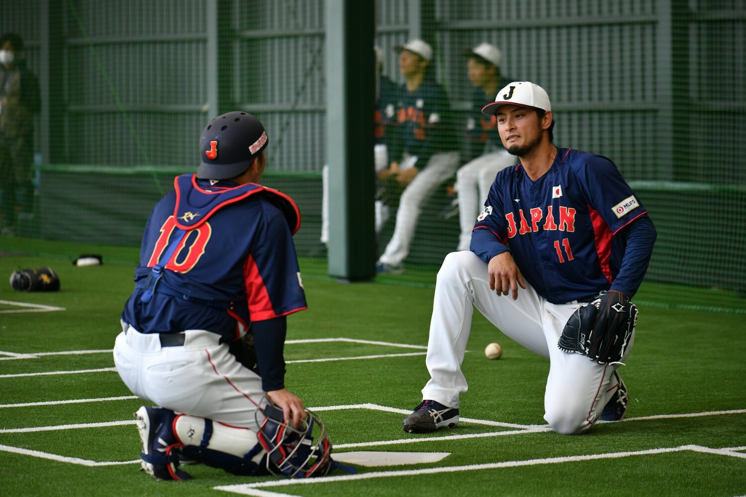 座り込んで捕手・甲斐と話こむダルビッシュ。投手陣のリーダー的存在として存在感が増している　©︎Hideki Sugiyama