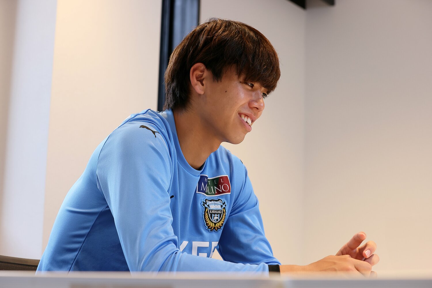 インタビュー中、うっすらと笑みを浮かべる高井幸大　©Shigeki Yamamoto