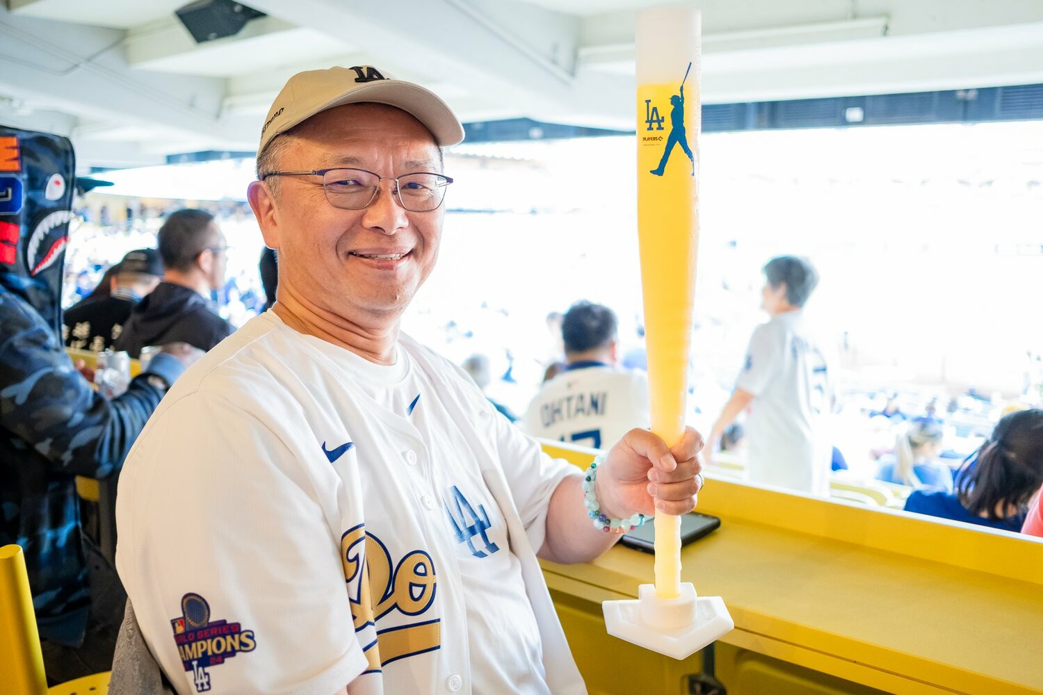 2017年からロサンゼルス在住の藤嶋さん。特大のフローズンカクテルを手に　©Miki Sano