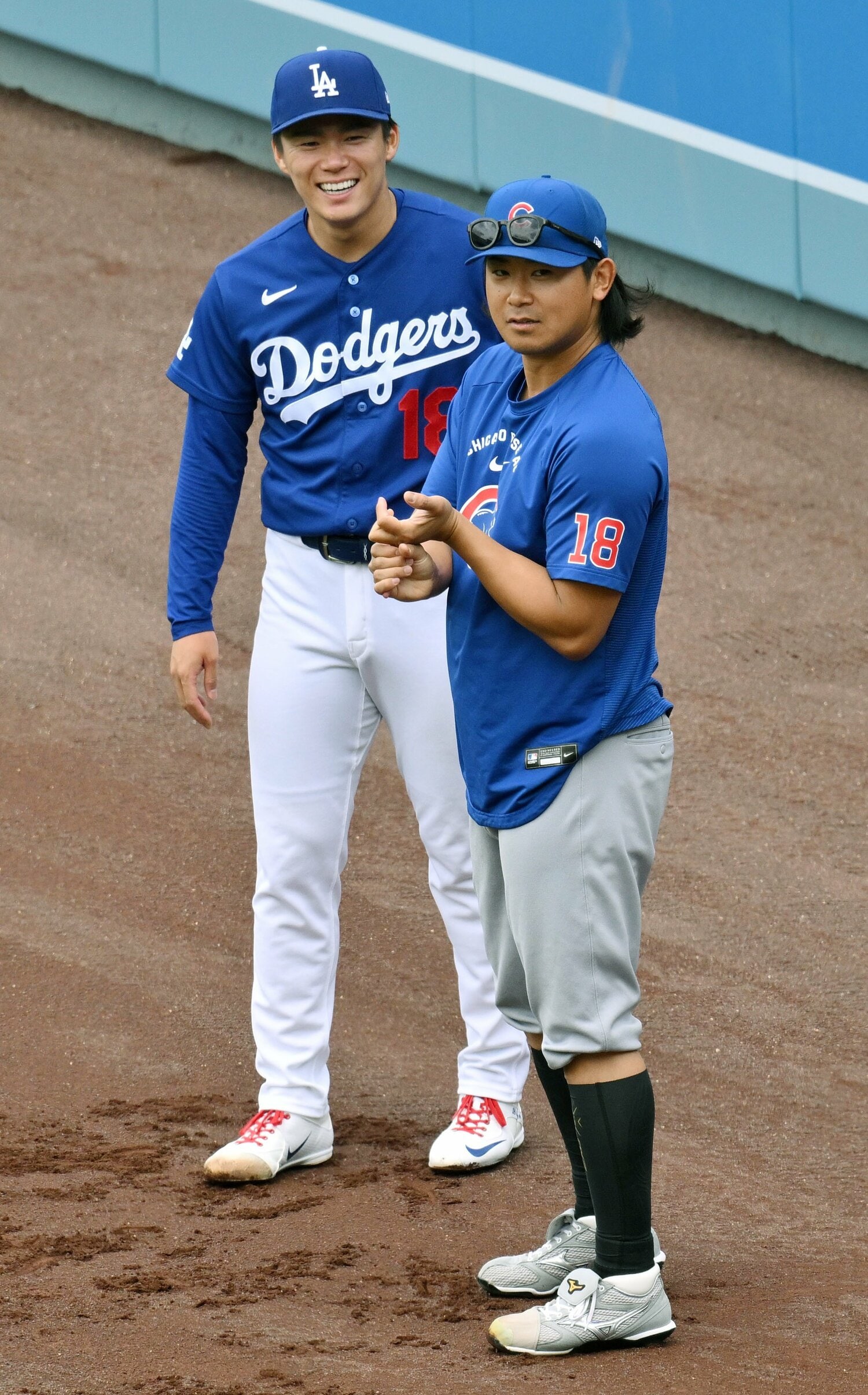 ドジャース戦で再会した山本由伸と話し込む今永　©JIJI PRESS