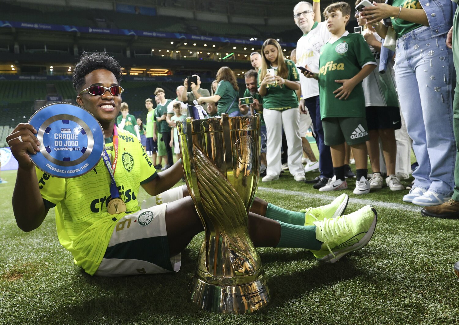 カンピオナート・パウリスタ優勝ではしゃぐエンドリッキ。17歳らしい無邪気さだ　©Getty Images