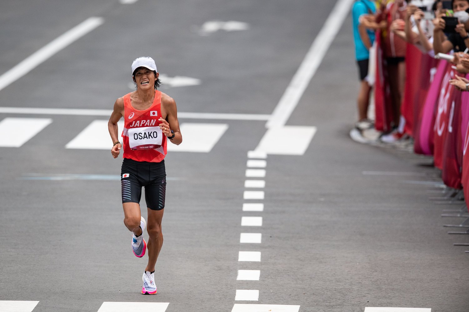 苦しい表情を見せながらも、時折沿道の人に手を振る余裕も見せた大迫傑　©JMPA