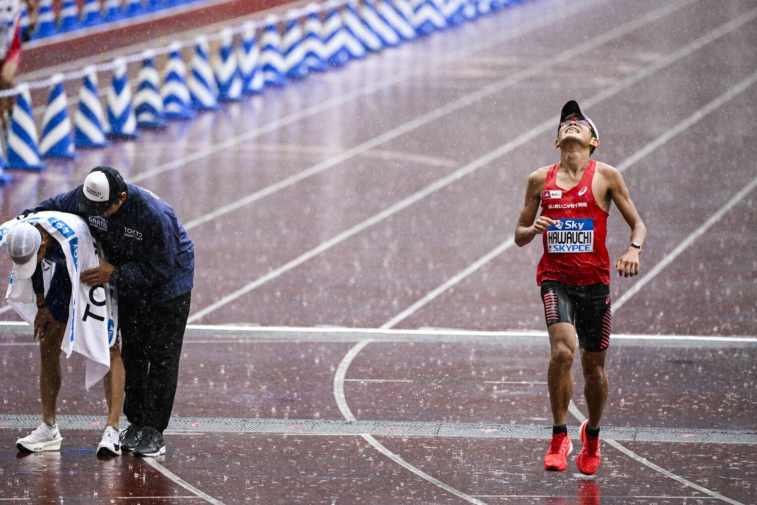 最後の最後で大迫に突き放され、天を仰ぎながらゴールする川内　©Asami Enomoto