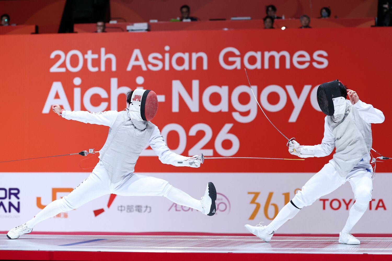 フェンシング男子フルーレ団体準決勝、中国選手を攻める松山恭助(左)©︎JIJI PRESS