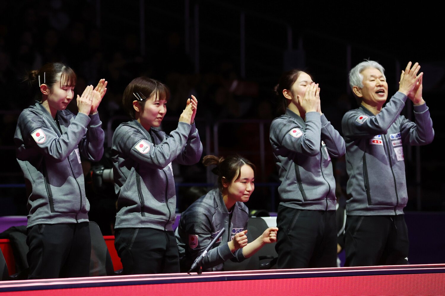 ベンチから張本美和に声援を送る選手たち　©AFLO