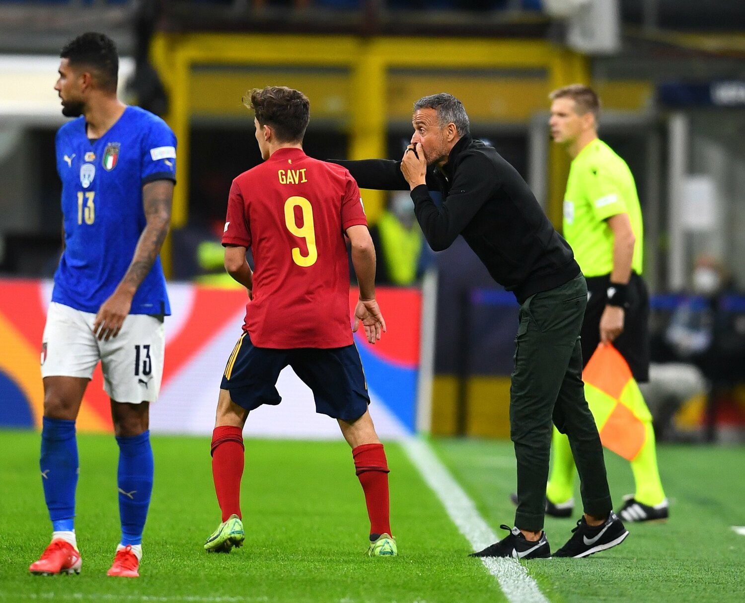 17歳の新鋭ガビ（バルセロナ）に指示を送るルイス・エンリケ監督　©Getty Images