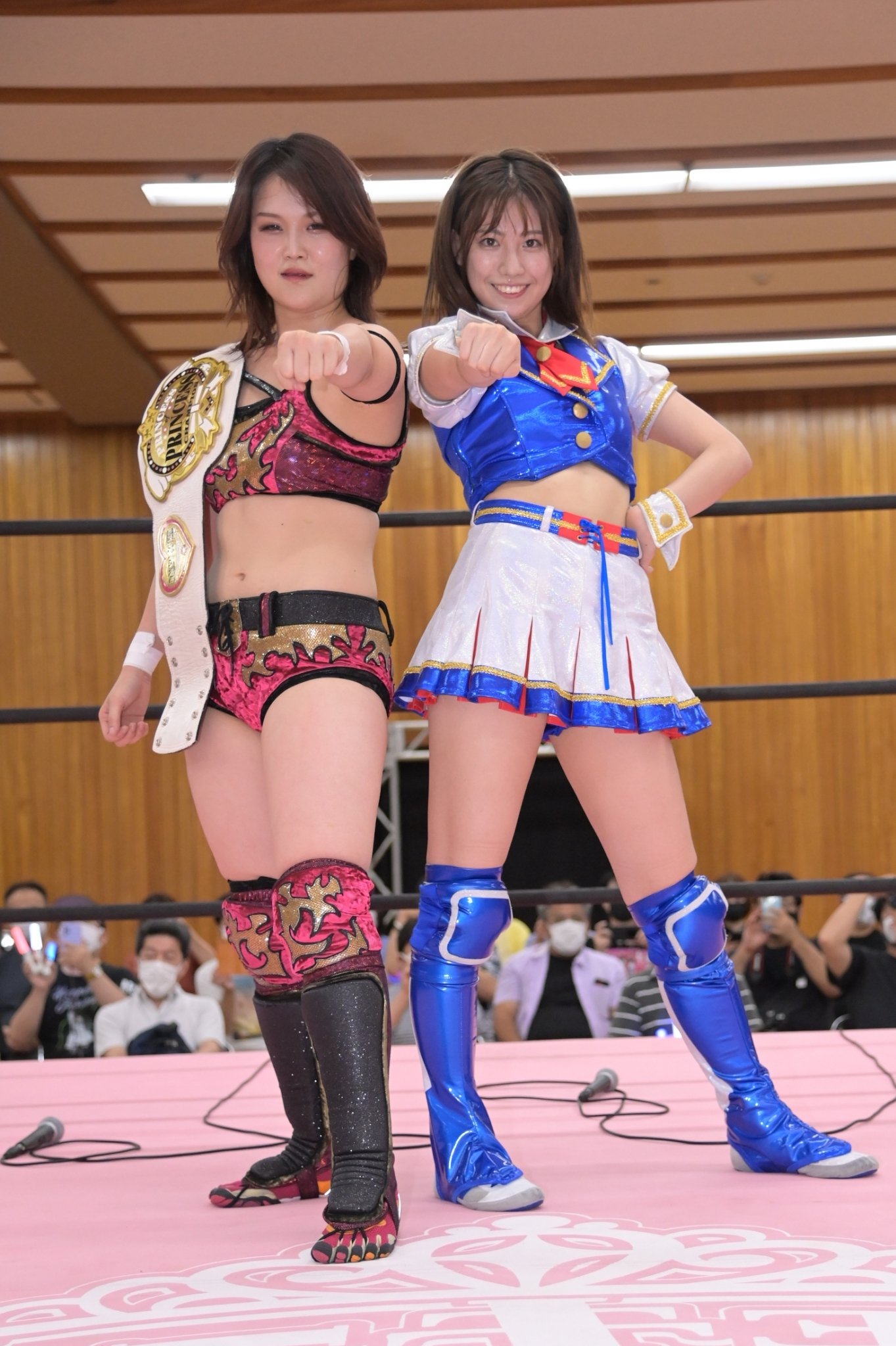 山下実優(左)と笑顔でポーズを決める荒井 提供:東京女子プロレス