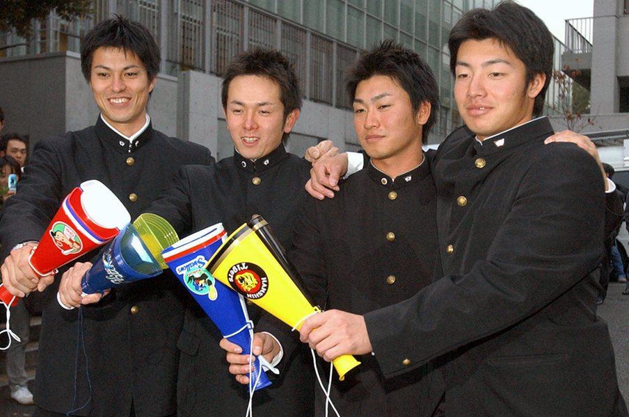 鳥谷（右端）と青木（右から2人目）は早大時代、同学年で東京六大学野球4連覇に貢献した©Kyodo News