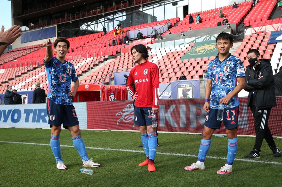 カメルーン戦後、積極的に意見交換する（左から）大迫勇也、南野拓実、久保©JFA/AFLO