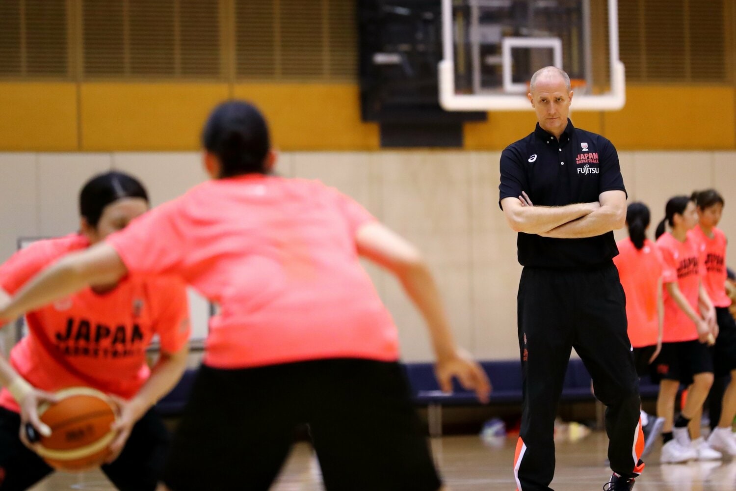 強化合宿の練習を厳しい視線で見つめるトム・ホーバス（2018年）©Naoki Nishimura/AFLO SPORT