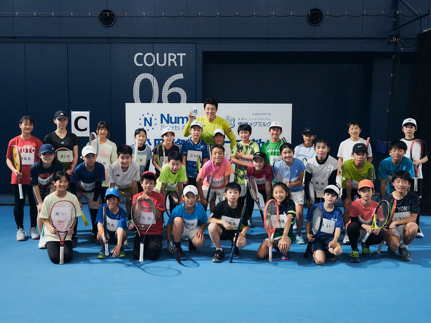 最後に参加者全員で記念撮影。充実したレッスンを終えて子どもたちの爽やかな笑顔が溢れる