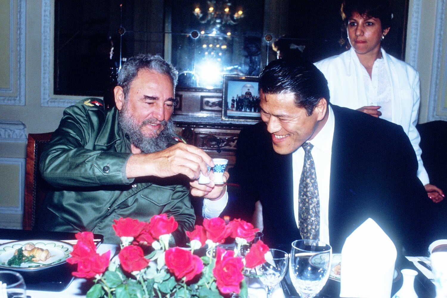 キューバを訪問した際のアントニオ猪木。フィデル・カストロと　©Essei Hara
