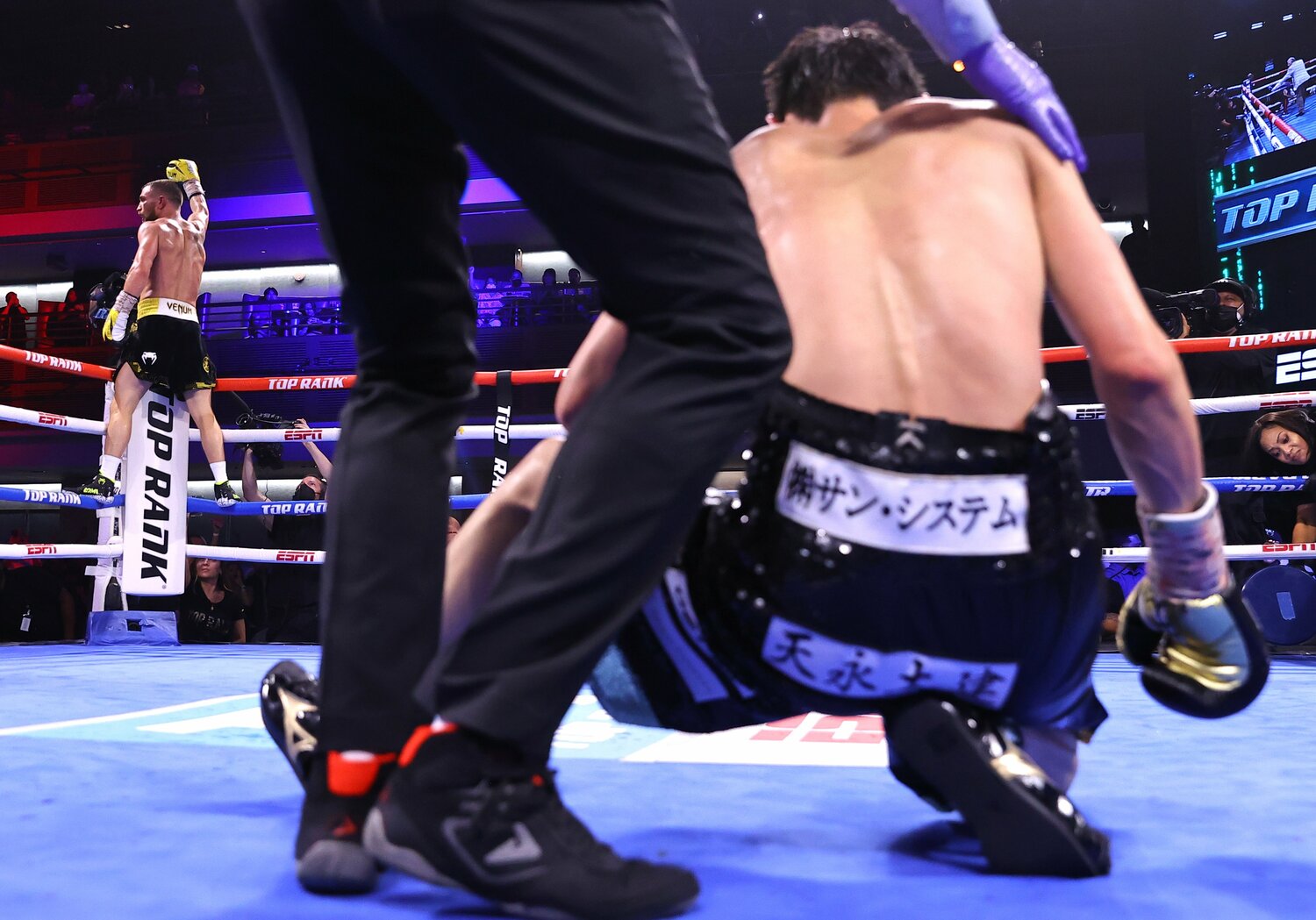 2021年6月、中谷正義(手前)を9回TKOで退けたロマチェンコ ©Getty Images