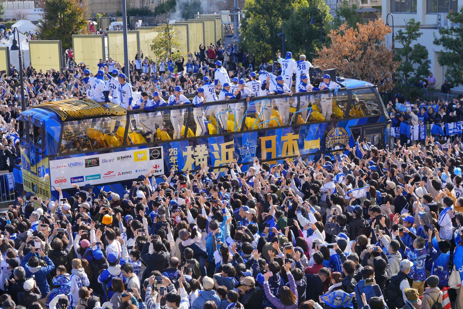 優勝パレードにて。中川(53番)の姿も見える ©JIJI PRESS