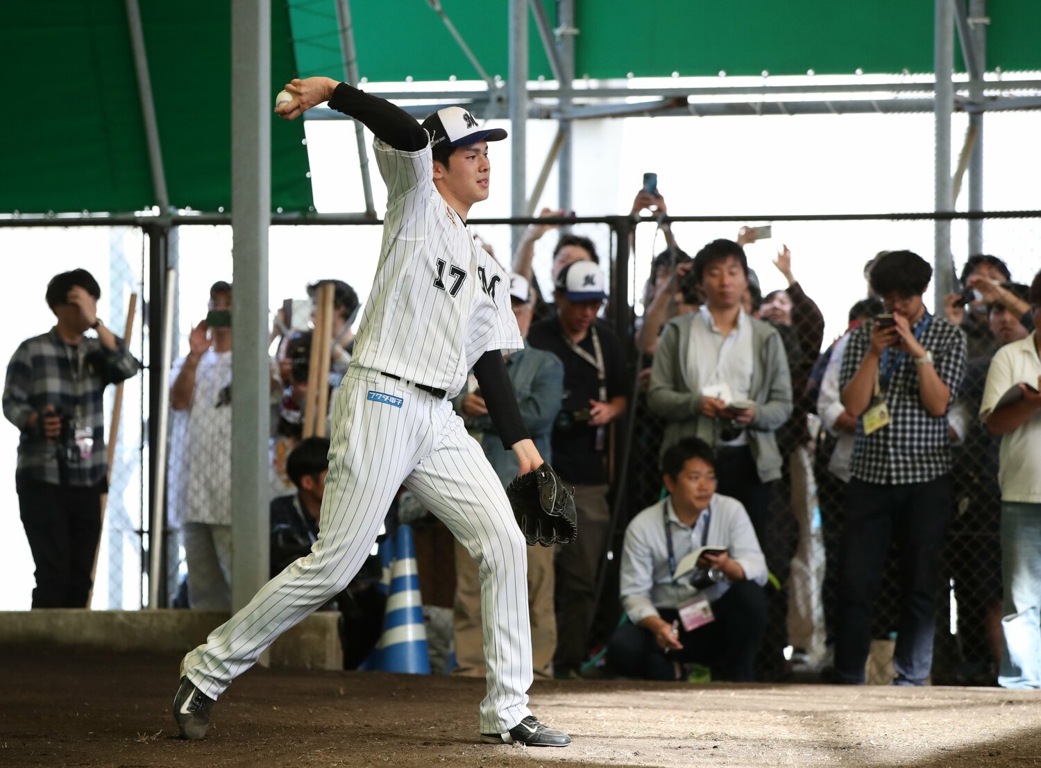 怪物ルーキー・佐々木朗希の初ブルペンには報道陣が殺到した（2020年）　©︎JIJI PRESS