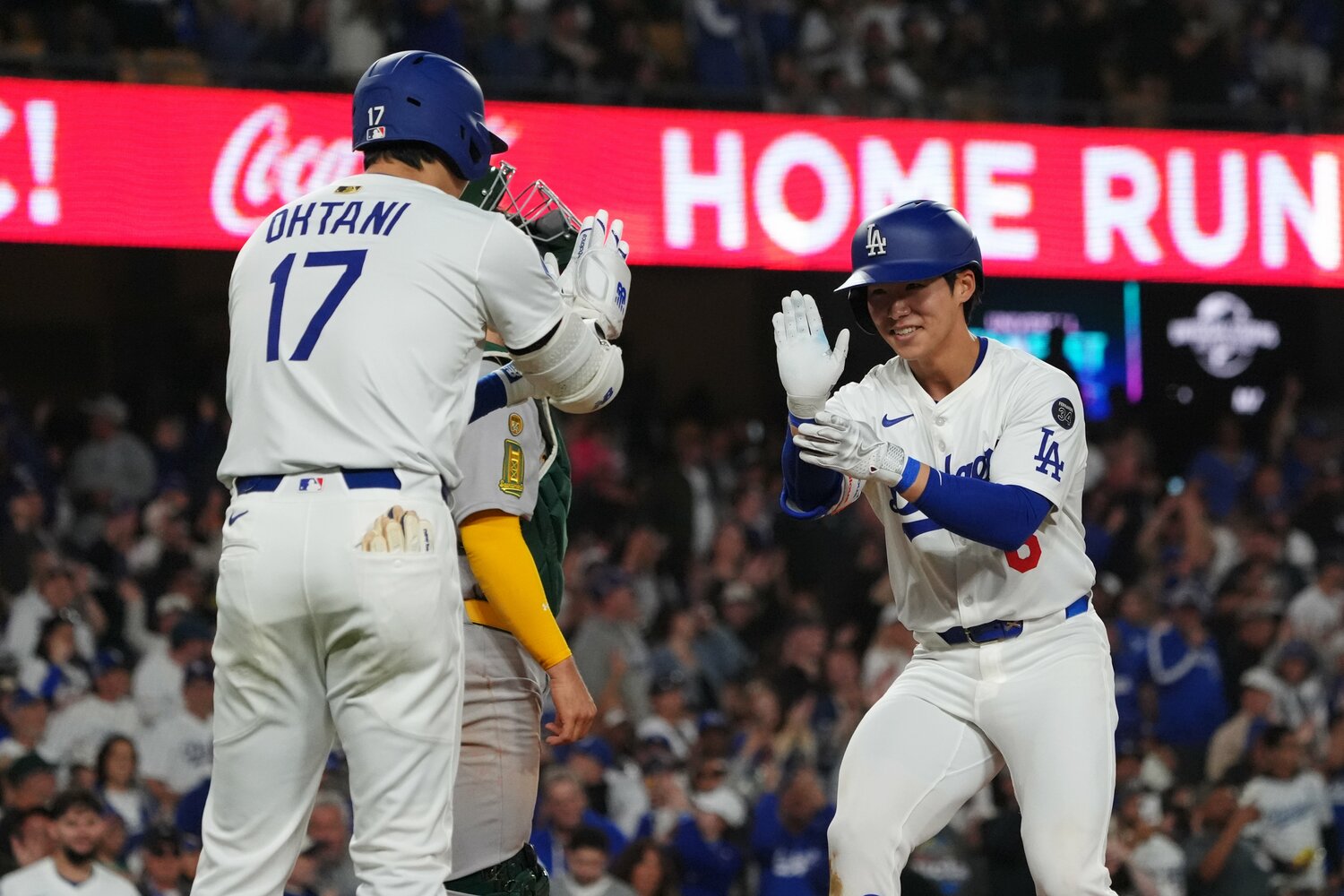 メジャー初本塁打を放ったキム・ヘソンを韓国式の祝福ポーズで出迎える大谷　©︎Shizuka Minami