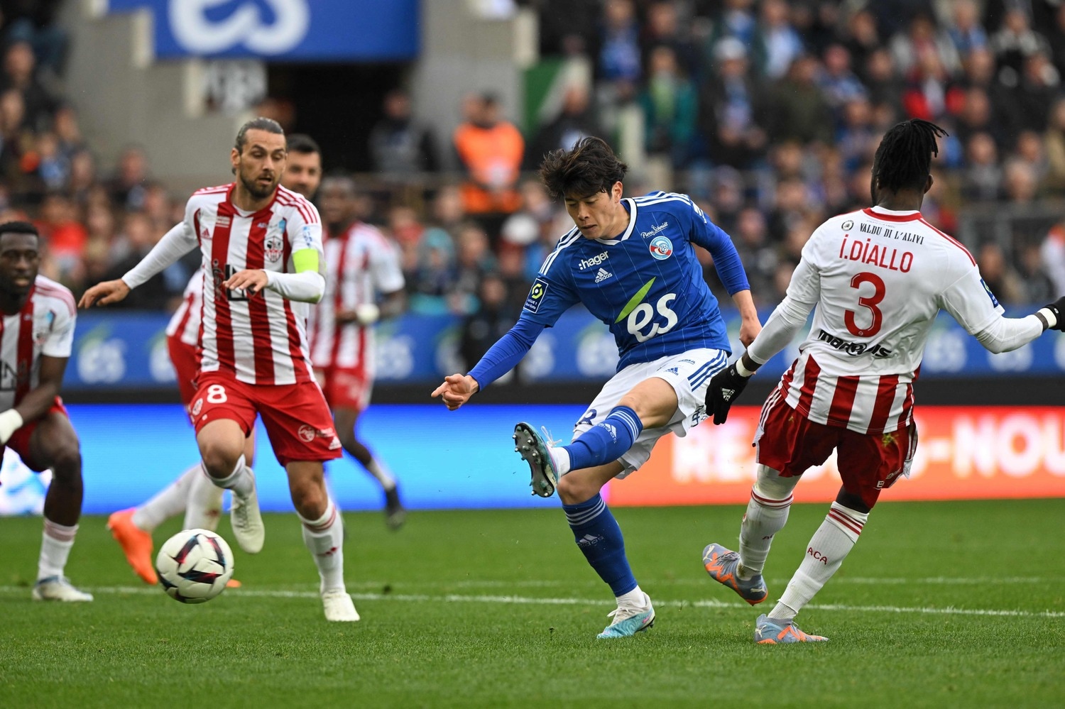 鈴木唯人のフランス初ゴールのシュート　©AFP=JIJI PRESS