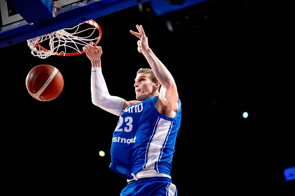 第3Qでマルカネンが決めたアリウープ。ここまでは流れは一方的にフィンランドだったが… ©︎FIBA