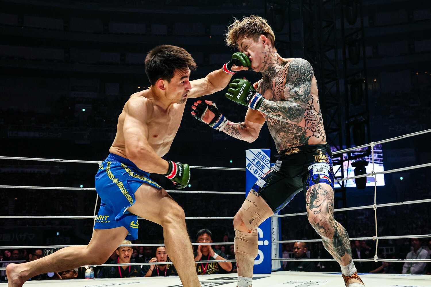 カルシャガ・ダウトベックの左ストレートが平本蓮の顔面をとらえた瞬間 ©RIZIN FF Susumu Nagao