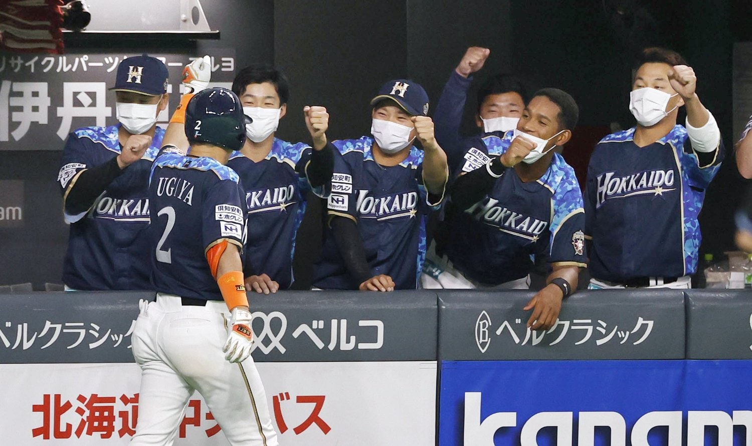 再開初戦の5月7日、ホームランを放った杉谷を迎える日ハムベンチ　©KYODO