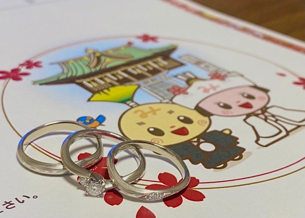 婚約指輪（中央）のダイヤモンドは亡き母の形見をあしらったもの（本人提供）