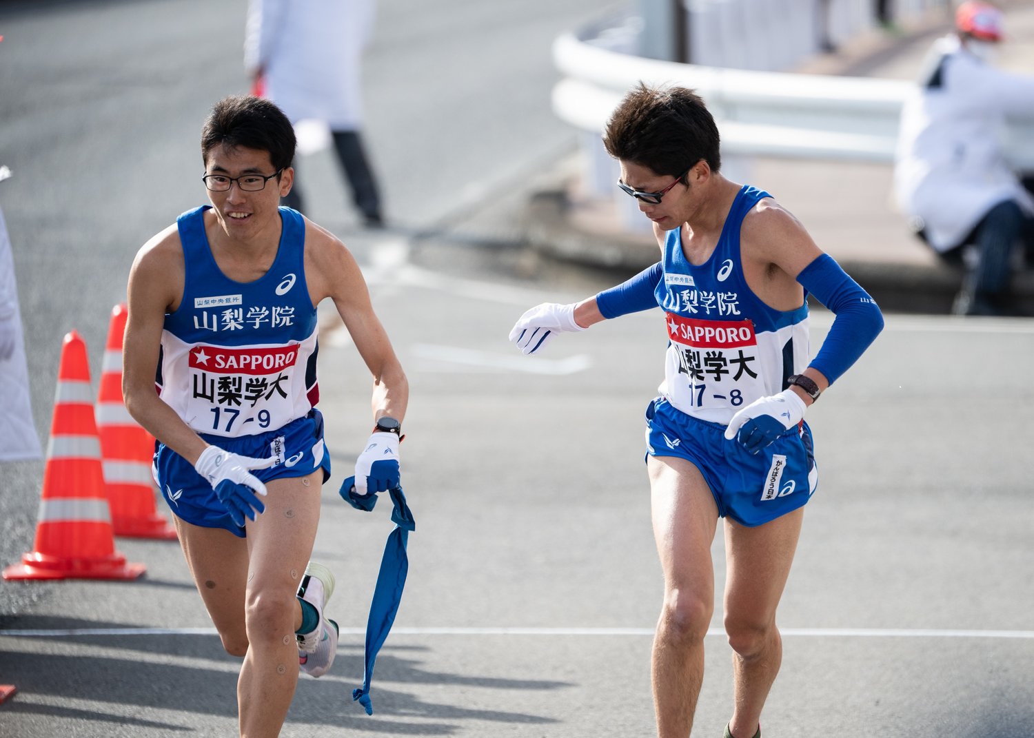 戸塚中継所にて篠原楓(右)から襷を受け取り走り出す遠藤 (C)Nanae Suzuki