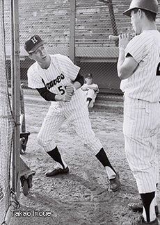 写真は阪急ブレーブス時代、選手に指導する西本監督