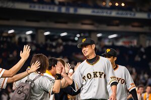 《現役引退》「ヨシノブの姿が被ってしょうがない」2019年の亀井善行は“チームに勇気を与える”トップバッターだった
