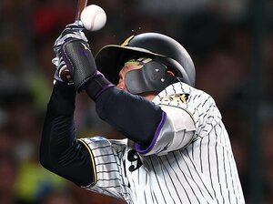 なぜ阪神・森下翔太の死球は激増したのか？ 実は「佐藤輝明はわずか2死球」データが示す“2人の差”とは…元スコアラーが分析した「納得の理由」