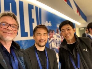 ウェンブリー現地観戦に訪れたトルシエと岡崎慎司、遠藤航。日本代表の歴史を越えた交流が育まれた