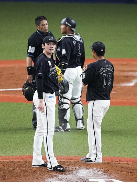 4月24日のオリックス戦。ボールの判定をめぐって白井一行球審から佐々木朗希が詰め寄られるシーン ©KYODO