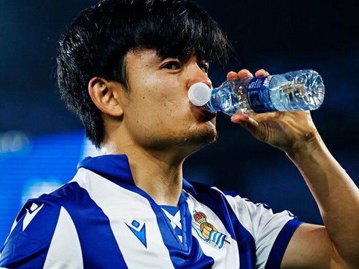 「それファウルだから」PKの笛は鳴らず…“久保建英が倒された写真”がダービー翌日、現地紙一面に「クボ対策は反則かスレスレしかない」雄弁な証拠＜Number Web＞ photograph by Daisuke Nakashima