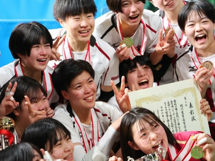 「髪型は自由」「伸ばしてもいいよね？」“女子バレー暗黙のルール”に疑問を抱いた古豪バレー部の改革「以前は耳にかかったらダメだったけど」＜Number Web＞ photograph by Yohei Osada/AFLO SPORT