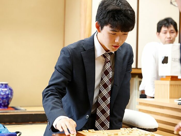 藤井聡太五冠の「14歳で難関の三段リーグ1期抜け」は62年ぶり最年少記録… 棋士への関門〈奨励会〉の実態を分析してみた＜Number Web＞ photograph by Tadashi Shirasawa