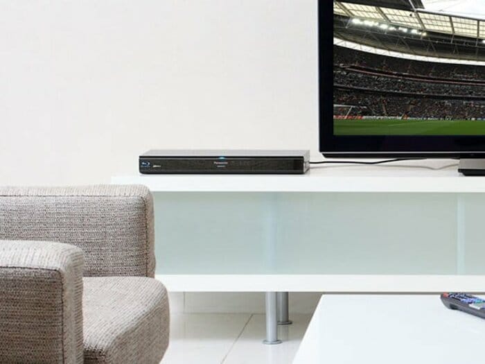 リビングの占有権争いに終止符を！ 録画番組が家中で観られるTV機能。～“お部屋ジャンプリンク”でサッカー観戦～＜Number Web＞ photograph by Shigeki Yamamoto