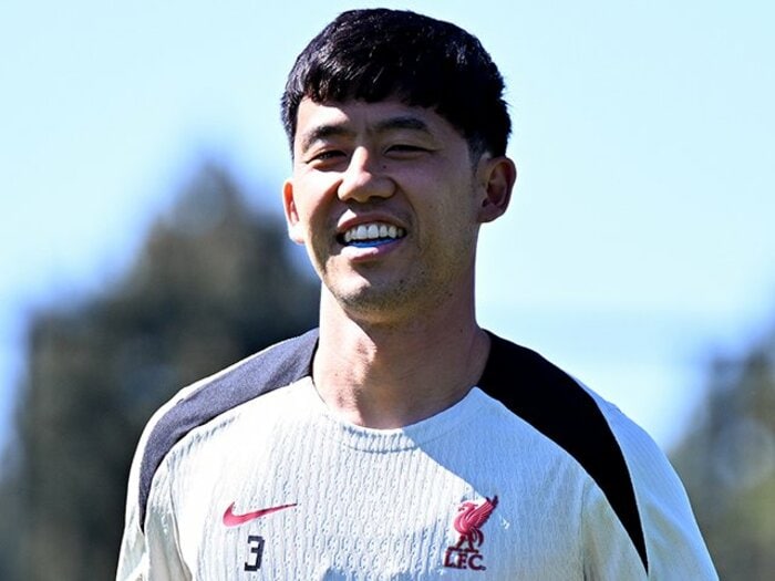 「エンドウ移籍あり？ なし？」リバプールサポと“遠藤航の去就”電車で本音討論「プロ中のプロ」「来季もいて」「でもクラブは利益を…」＜Number Web＞ photograph by Andrew Powell,Liverpool FC/Getty Images