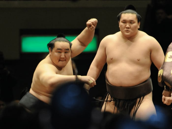 「謹慎明けの朝青龍にヤジが…」朝青龍vs白鵬“伝説の千秋楽相星決戦”、NHKアナは“白熱の50秒”をどう伝えたか「実況歴40年で最高の大相撲だった」<Number Web> photograph by Takashi Shimizu