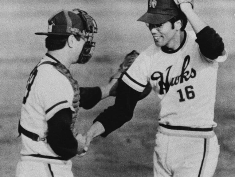 1973年のパ・リーグ優勝決定戦。阪急を逆転で破り先勝した南海、江本と野村バッテリー ©KYODO