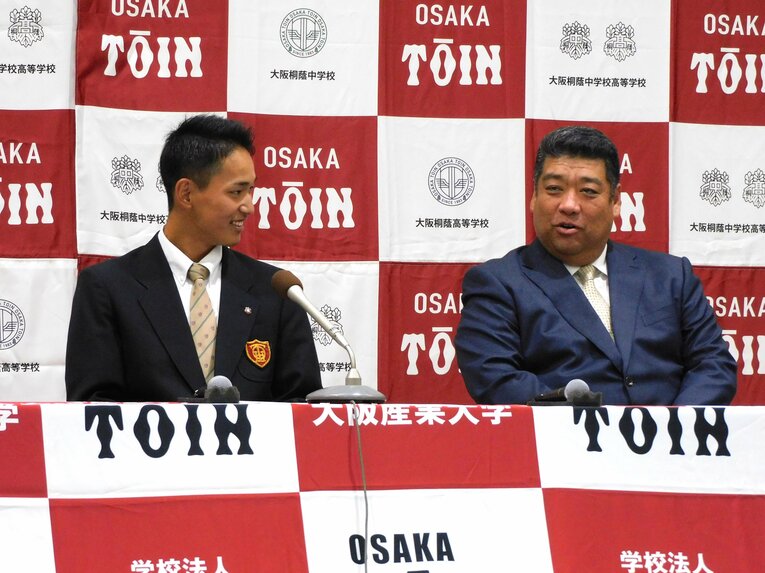 西谷監督から声を掛けられて少し笑顔　©Jun Aida