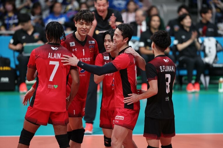 多彩な攻撃陣を操ったセッター大宅真樹（中央）　JVL